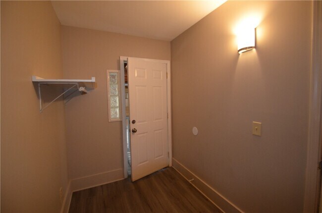 Building Photo - 872 Thomas Ave