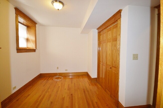 Building Photo - 1417 W Belle Plaine Ave