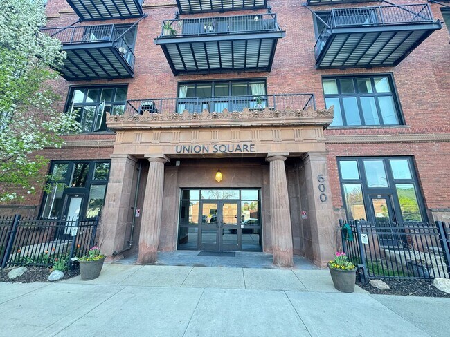 Building Photo - Desirable Union Square Corner Penthouse!