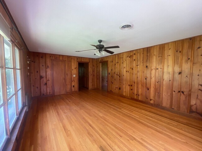 Building Photo - 2 Bedroom / 1 Bath Brick Home Jonesborough...