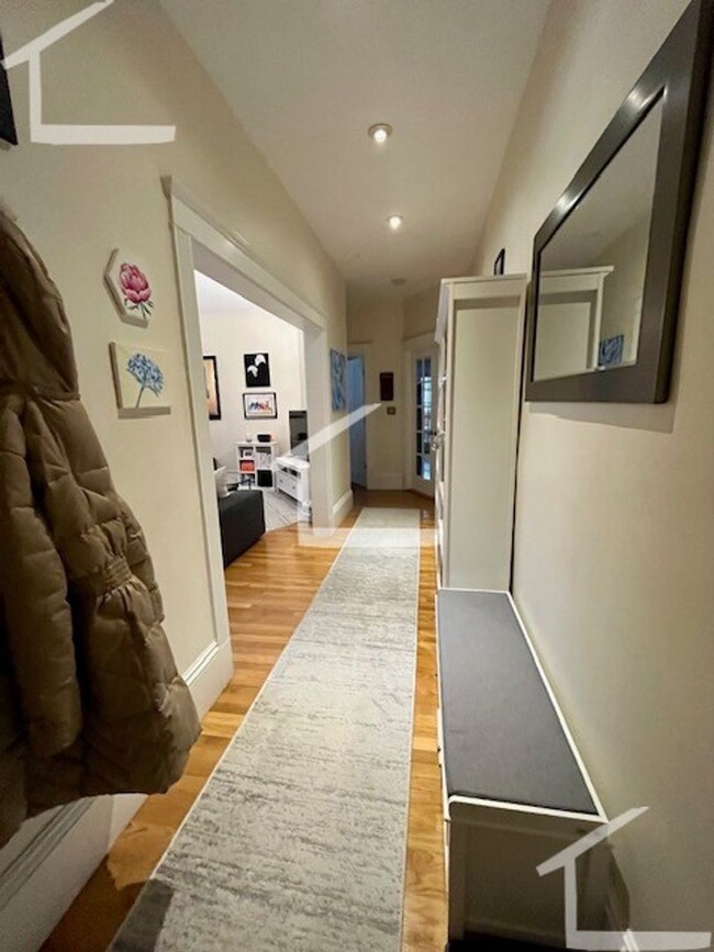 Building Photo - 7/1 Sunny, renovated 2.5BR near Coolide Co...