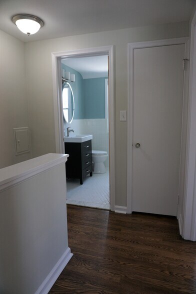 Building Photo - 340 Parkview Dr