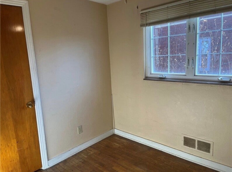 Building Photo - 135 Greenbriar Dr