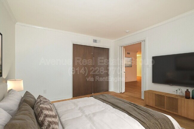 Building Photo - 590 Sarah Ln