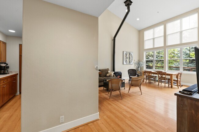 Building Photo - 562 Evans Ct