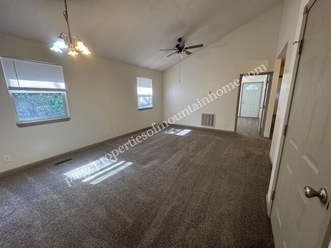 Building Photo - Grand Oak Road