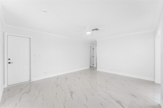 Building Photo - 2443 NE 26th St