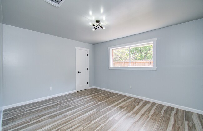 Building Photo - 1806 Cypress Dr