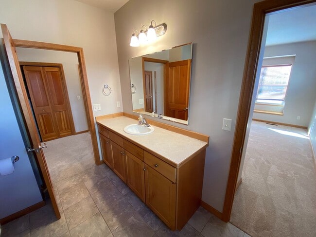 Building Photo - Stunning 2 bed 2 bath condo with double ga...