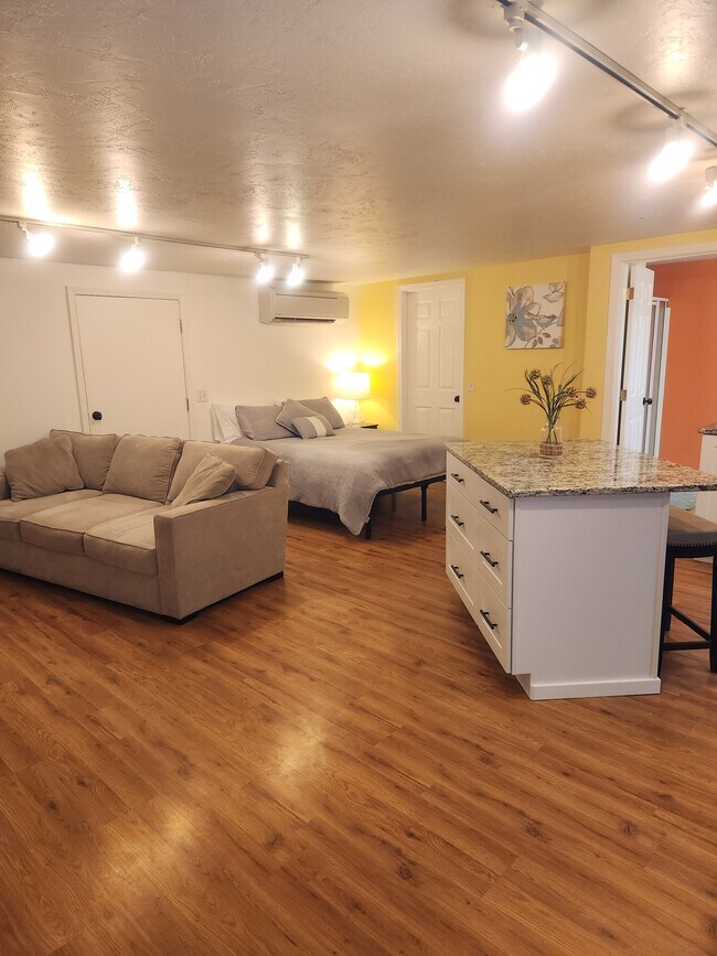 Building Photo - 1428 Crown Ave