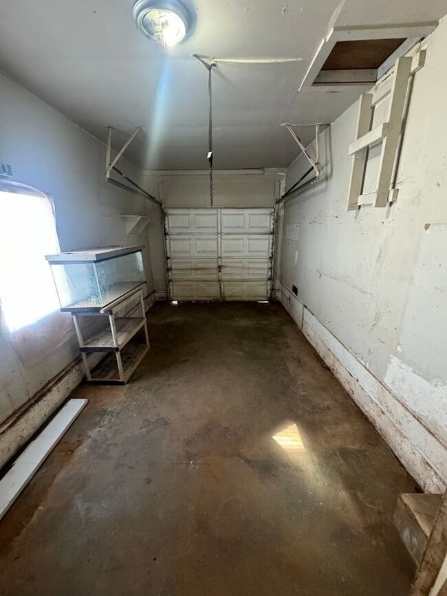 Building Photo - NEWLY REMOLDED 2 BED HOME LOCATED OFF OF GRAND Ready for move in!!!