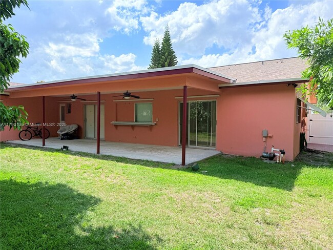 Building Photo - 10620 Sunset Strip