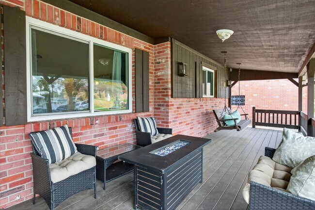 Building Photo - Beachside Pool Home Just Minutes from the Ocean!