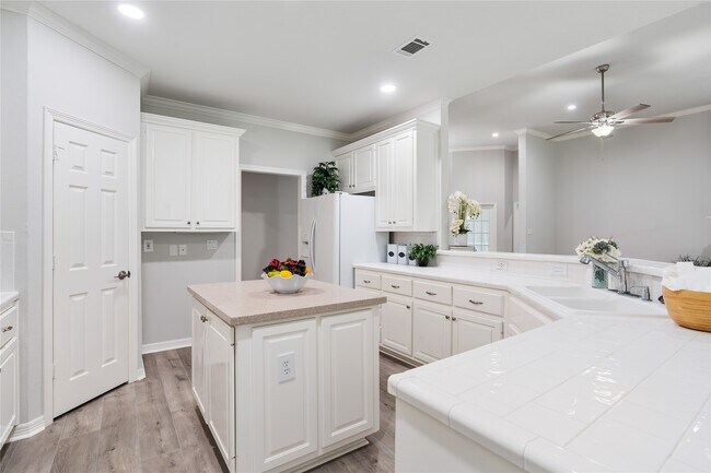 Building Photo - 25818 Overlake Dr