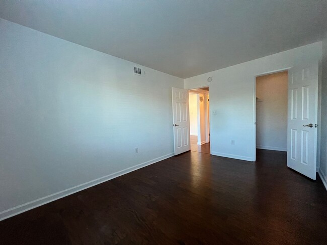 Building Photo - Adorable ground level condo in prime Scott...