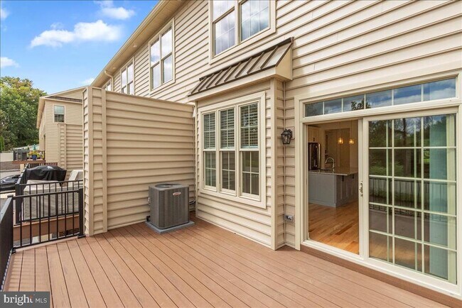 Building Photo - 264 W Ashland St