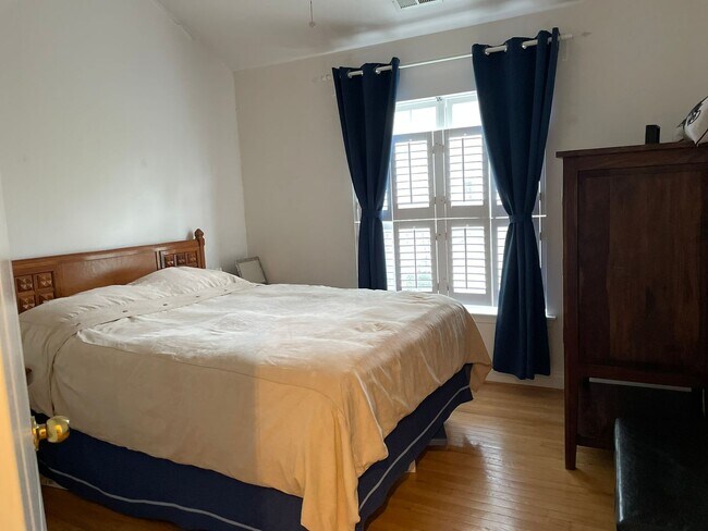 Building Photo - Three Bedroom Townhouse on Eisenhower Aven...