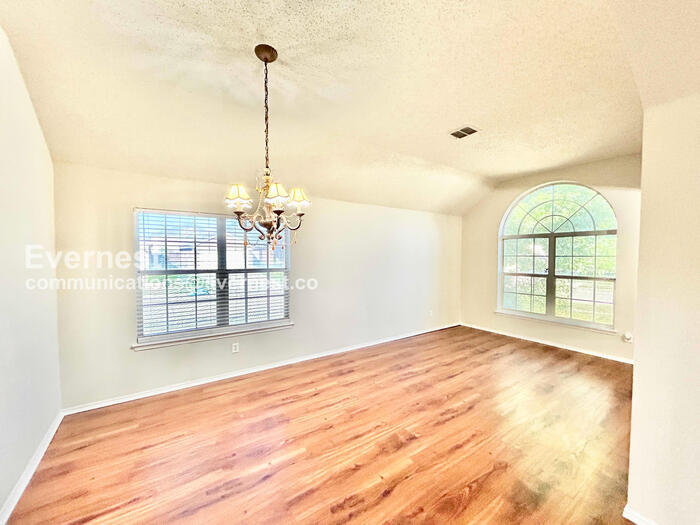 Building Photo - 233 Wagon Wheel Dr