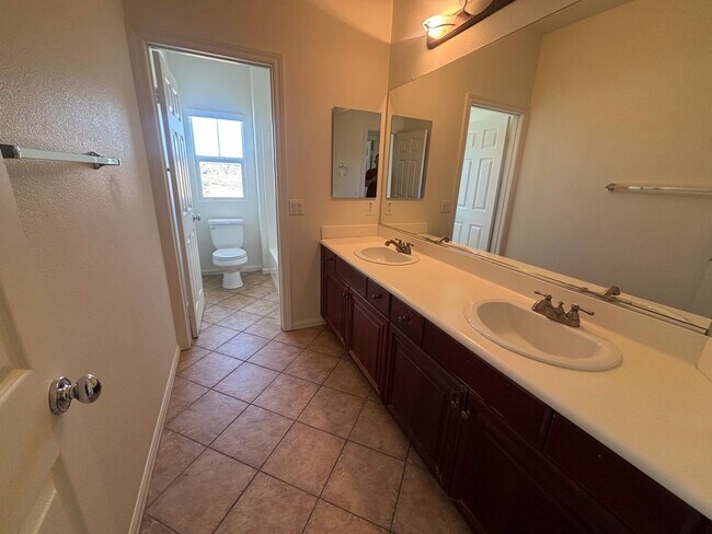 Building Photo - 2307 Thorncroft Cir