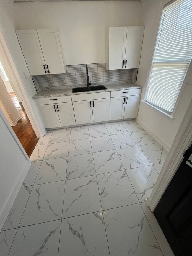 Building Photo - Spacious 2 bedroom 1 bath home for lease