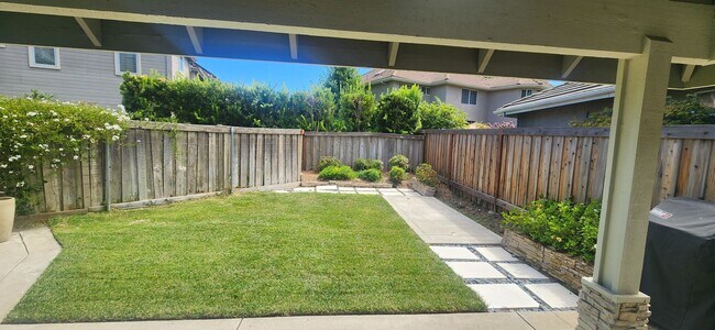 Building Photo - Beautiful 3 Bedroom Home in Desirable Rive...