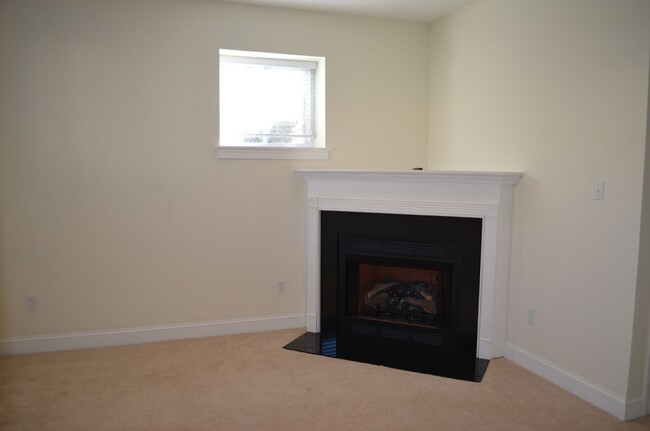 Building Photo - Gorgeous End Unit Townhouse in Bluestone H...