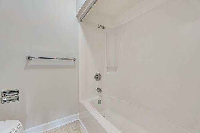 Building Photo - 208 Southlake Ct