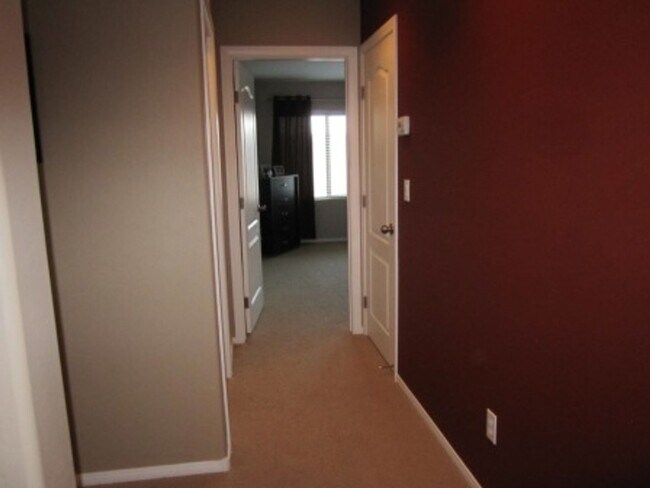 Building Photo - 10415 Lilac Square Ave