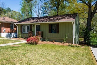 Building Photo - 124 Woodbine Cir SE