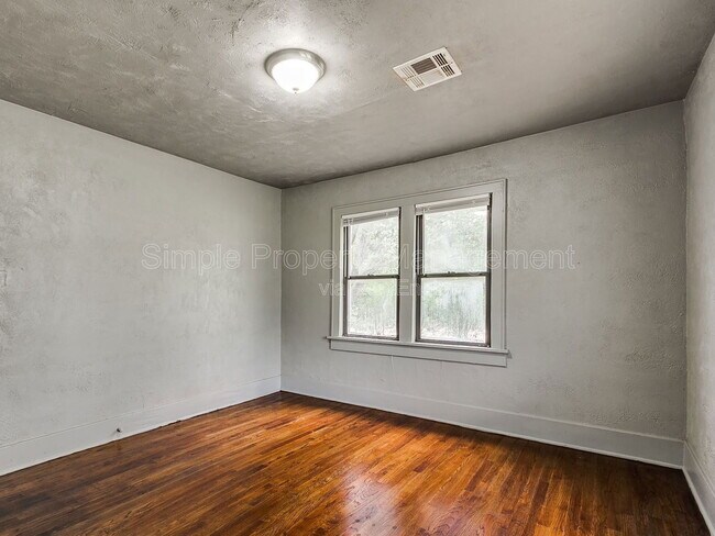 Building Photo - 2612 N Fonshill Ave