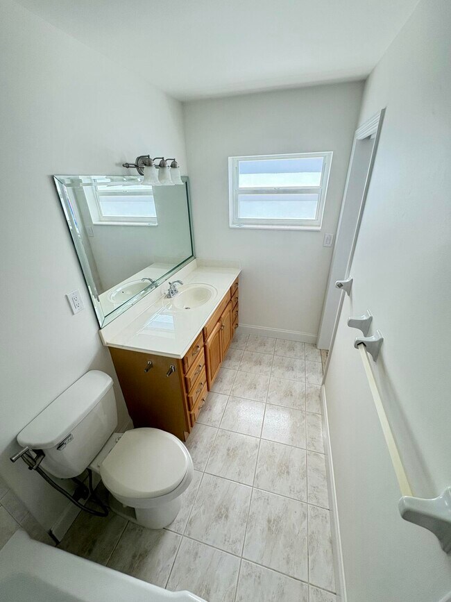 Building Photo - 2765 Ashley Dr W