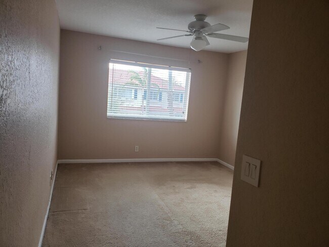 Building Photo - 3027 N Evergreen Cir