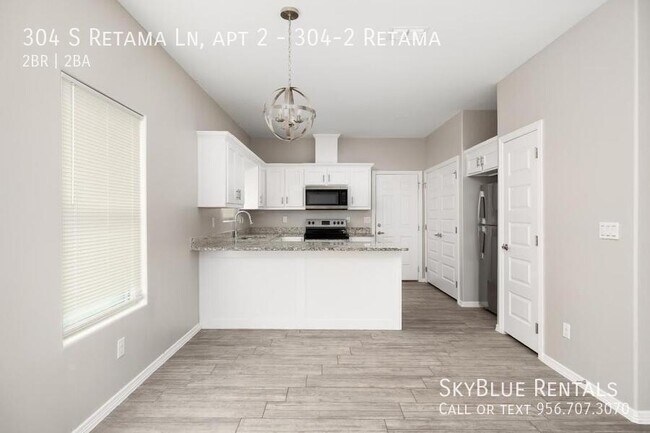 Building Photo - 304 S Retama Ln