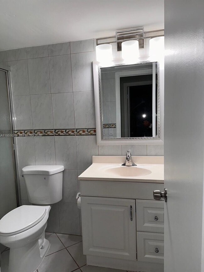 Building Photo - 10786 N Kendall Dr