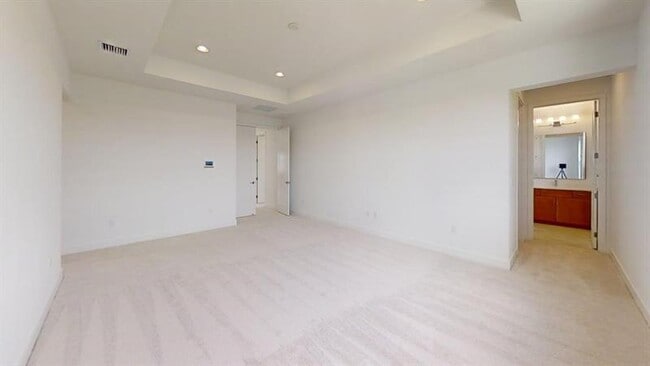 Building Photo - 8299 Essex Country Clb Dr