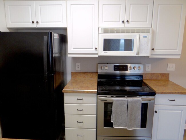 Building Photo - Long term ground floor rental