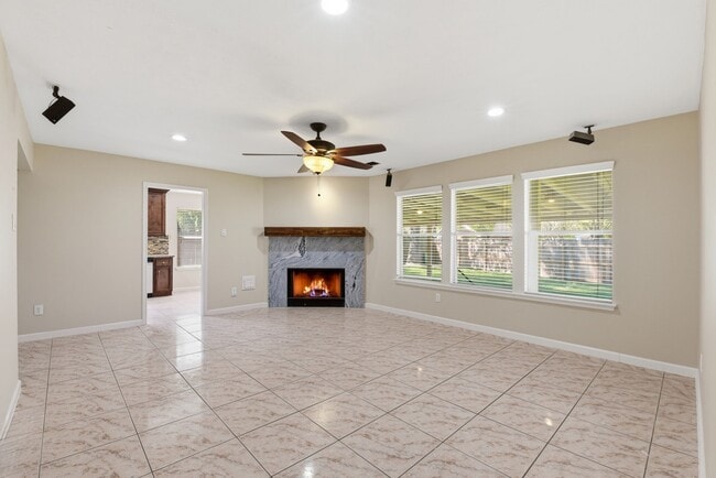 Building Photo - 8515 Leafdale Dr