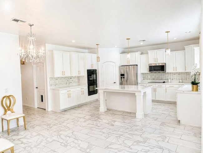 Building Photo - 8611 S 45th Glen