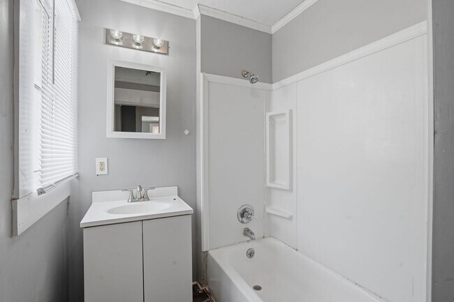 Building Photo - Spacious 4bed 2 bath home in Davenport