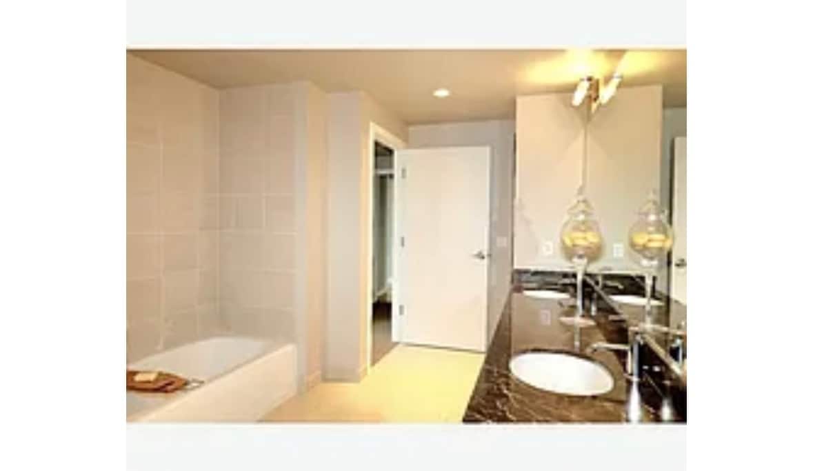 Building Photo - 1900 S River Dr