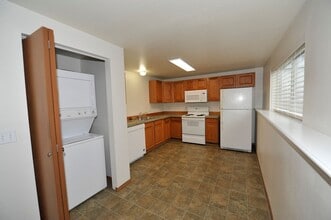 Building Photo - Basement 2 bed 1 bath unit