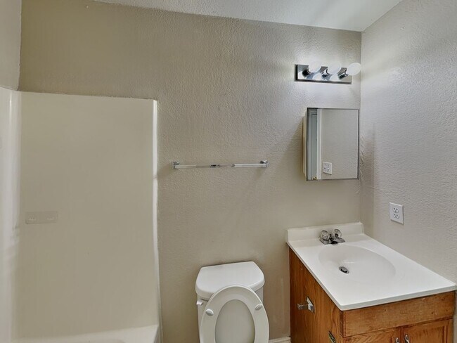 Building Photo - We’re currently offering one month free re...