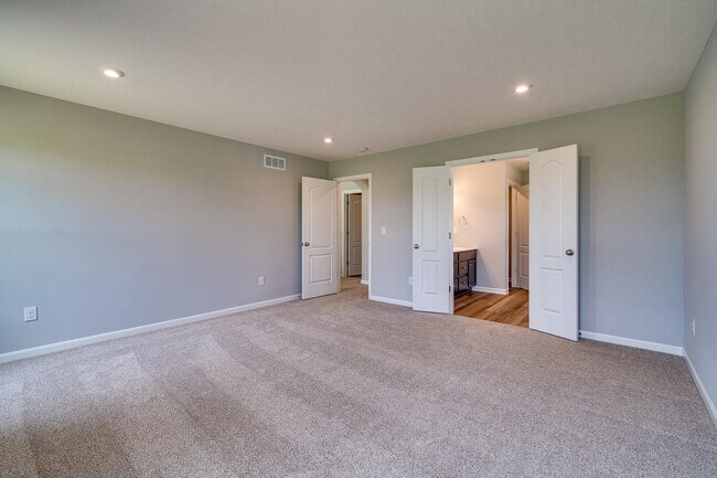 Building Photo - 1744 Ardennes Oak Dr