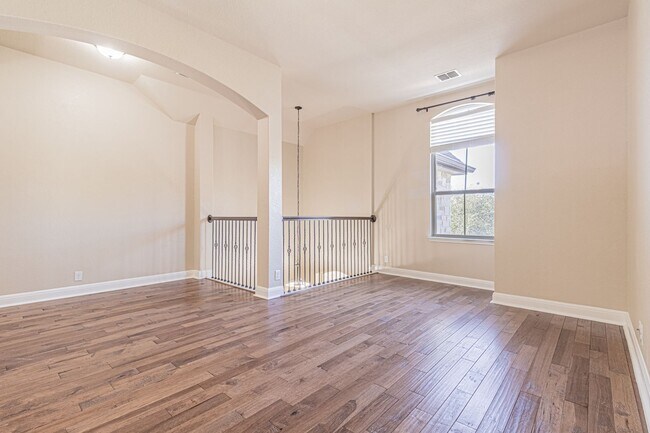 Building Photo - GORGEOUS 4 BED / 2 BATH HOUSE FOR RENT!