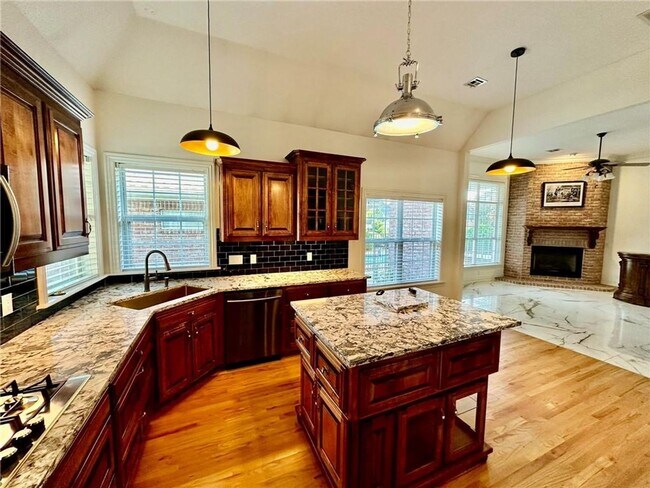 Building Photo - Prime Location 4 Bedroom 3 1/2 bath 2 garages!