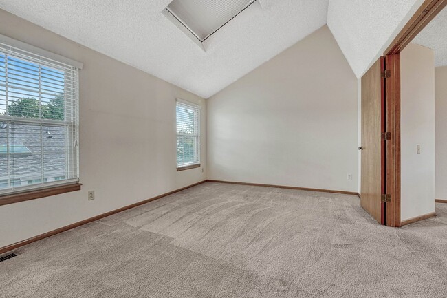 Building Photo - Move-In Ready Townhome with Garage & Great Amenities!