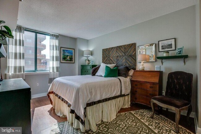 Building Photo - 1050 N Taylor St