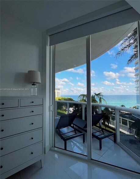Building Photo - 15811 Collins Ave