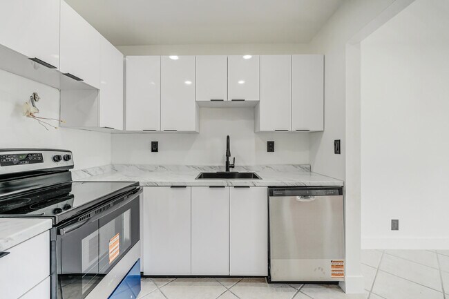 Building Photo - 560 Capri Ln