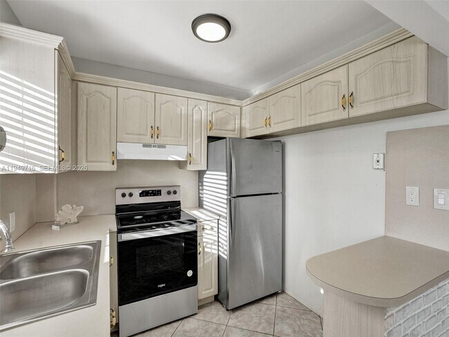 Building Photo - 5112 Hollywood Blvd